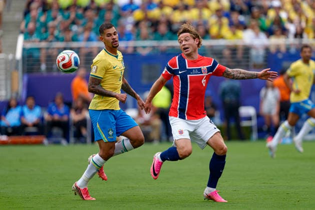Bruno Guimaraes and Patrick Berg seen during FIFA World Cup, WM, Weltmeisterschaft, Fussball 2026 Round of 16 game between national teams of Brazil and Norway (Edmung Wong Ball Raw Images) Jersey City USA Copyright: xEdmundxWongx edmundwong_brazil_norway_2526_1-31