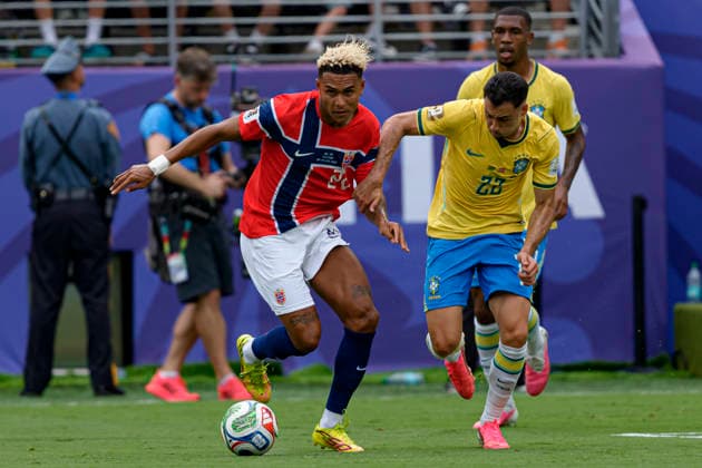 Antonio Nusa and Gabriel Martinelli seen during FIFA World Cup, WM, Weltmeisterschaft, Fussball 2026 Round of 16 game between national teams of Brazil and Norway (Edmung Wong Ball Raw Images) Jersey City USA Copyright: xEdmundxWongx edmundwong_brazil_norway_2526_1-42