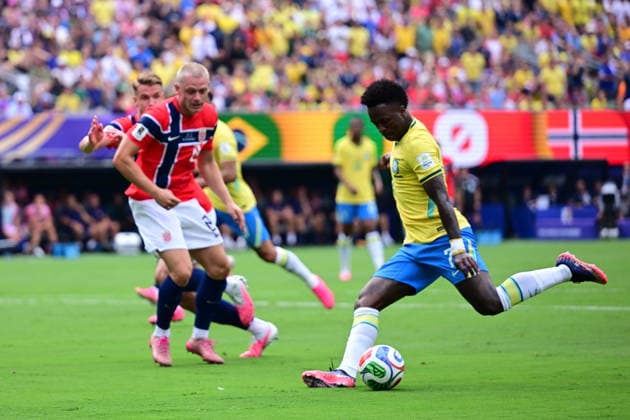 Brazil v Norway - FIFA World Cup, WM, Weltmeisterschaft, Fussball 2026 - Round of 16 NEW JERSEY, UNITED STATES - JULY 05: Vinicius Jr. (7) of Brazil in action against Julian Ryerson of Norway during the FIFA World Cup 2026 Round of 16 match between Brazil and Norway at New Jersey Stadium (MetLife Stadium) in East Rutherford, New Jersey, USA, on July 05, 2026. Abdulhamid Hosbas Anadolu New Jersey United States. Editorial use only. Please get in touch for any other usage.  Copyright: x2026xAnadoluxAbdulhamidxHosbasx