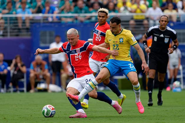 Julian Ryerson and Gabriel Martinelli seen during FIFA World Cup, WM, Weltmeisterschaft, Fussball 2026 Round of 16 game between national teams of Brazil and Norway (Edmung Wong Ball Raw Images) Jersey City USA Copyright: xEdmundxWongx edmundwong_brazil_norway_2526_1-44