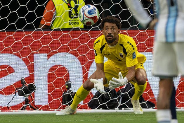 July 3, 2026, Miami Gardens, Florida, USA: Goalkeeper VOZINHA (1) of Cabo Verde tracks the ball in preparation for a save during the FIFA.World Cup.Round of 32 match between Argentina and Cabo Verde, July 3, 2026, at Miami Stadium, Miami.Gardens, Florida. Miami Gardens USA - ZUMAc342 20260703_zsp_c342_076 Copyright: xAubrexCyriaquex