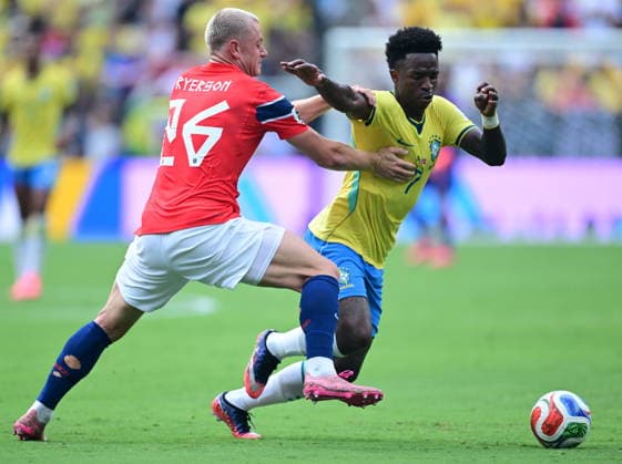 Brazil v Norway - FIFA World Cup, WM, Weltmeisterschaft, Fussball 2026 - Round of 16 NEW JERSEY, UNITED STATES - JULY 05: Vinicius Jr. (7) of Brazil in action against Julian Ryerson of Norway during the FIFA World Cup 2026 Round of 16 match between Brazil and Norway at New Jersey Stadium (MetLife Stadium) in East Rutherford, New Jersey, USA, on July 05, 2026. Abdulhamid Hosbas Anadolu New Jersey United States. Editorial use only. Please get in touch for any other usage.  Copyright: x2026xAnadoluxAbdulhamidxHosbasx