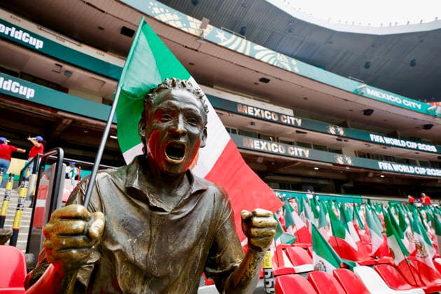 FIFA World Cup, WM, Weltmeisterschaft, Fussball 2026 MEXICO VS ENGLAND FIFA WORLD CUP 2026 MEXICO VS ENGLAND MEXICO VS ENGLAND 05072026 MEXICO CITY, MEXICO Photo of the statue of Ignacio Villanueva Aguirre a.k.a. the Number 1 fan , a very well known supporter of the America Football Club. The statue is at the Estadio Ciudad de Mexico of Mexico City. Foto de la estatua de Ignacio Villanueva Aguirre conocido como el Fan numero 1 , destacado aficionado del Club America. Su estatua se encuentra en el Estadio Ciudad de MÃ xico de la Ciudad de Mexico. PHOTO BY IMAGENSHOP AGENCIA FOTOGRAFICA MEXICO CITY MEXICO CITY MEXICO *** FIFA WORLD CUP 2026 MEXICO VS ENGLAND FIFA WORLD CUP 2026 MEXICO VS ENGLAND MEXICO VS ENGLAND 07 05 2026 MEXICO CITY, MEXICO Photo of the statue of Ignacio Villanueva Aguirre, a.k.a. Fan Number 1, a very well-known supporter of Club América. The statue is located at the Estadio Ciudad de México in Mexico City. Photo of the statue of Ignacio Villanueva Aguirre, known as Fan Number 1, prominent supporter of Club América. His statue is located at the Estadio Ciudad de México in Mexico City. PHOTO BY IMAGENSHOP PHOTOGRAPHIC AGENCY MEXICO CITY, MEXICO CITY, MEXICO Copyright: xJorgexReyesx