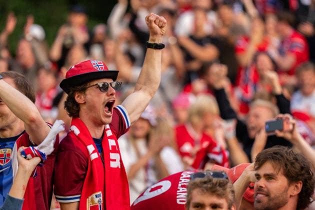 260705 Fans of Norway follows the FIFA World Cup, WM, Weltmeisterschaft, Fussball match between Brazil and Norway on a big screen on July 5, 2026 in Oslo. Photo: Marius Nordnes BILDBYRAN COP 185 MX0003 fotboll football soccer fotball fifa world cup 2026 brazil - norway fans in oslo bbeng publik celebration jubel *** July 5, 2026: Fans in Norway watch the FIFA World Cup match between Brazil and Norway on a big screen on July 5, 2026 in Oslo. Photo by Marius Nordnes, BILDBYRAN COP 185 MX0003 soccer football fotball FIFA World Cup 2026 Brazil Norway fans in Oslo BBENG audience celebration cheering  Copyright: MARIUSxNORDNES BB260705ZB033