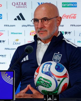July 5, 2026, Arlington, Texas, USA: Spain manager LUIS DE LA FUENTE speaks to members of the media during a press conference, PK, Pressekonferenz at Dallas Stadium ahead of their Round of 16 match against Portugal at the 2026 FIFA World Cup, WM, Weltmeisterschaft, Fussball David Ballering II ADM Newswire ZUMA Press Wire Spain Press Conference - FIFA World Cup 2026  - ZUMAa325 20260705_zsa_a325_034 Copyright: xDavidxBalleringxIix