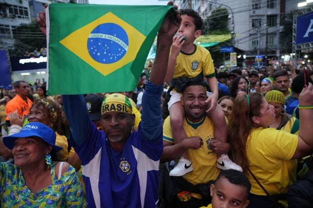 Brazilian Fans Gather in Rio de Janeiro to Support national team, Nationalteam RIO DE JANEIRO, BRAZIL JULY 5, 2026: Local football fans gather in the streets of Rio de Janeiro to watch the live broadcast of the FIFA World Cup, WM, Weltmeisterschaft, Fussball 2026 Round of 16 match between Brazil and Norway. Supporters filled public spaces across the city to cheer on the Brazilian national team during the knockout-stage encounter. Rio de Janeiro Brazil Copyright: x xMarianaxGreifx xJNAxPressx