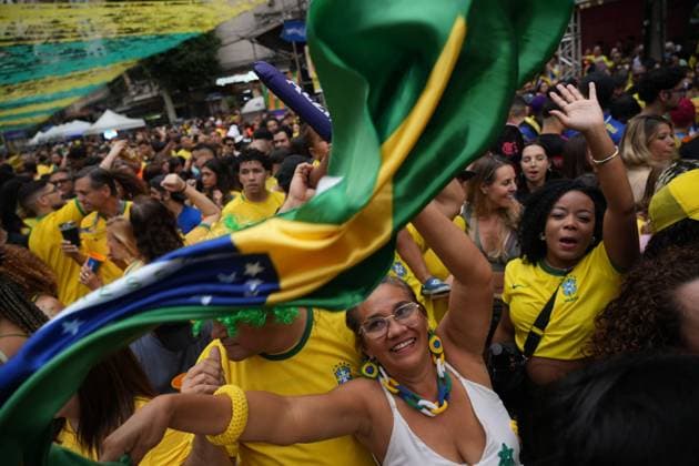 Brazilian Fans Gather in Rio de Janeiro to Support national team, Nationalteam RIO DE JANEIRO, BRAZIL JULY 5, 2026: Local football fans gather in the streets of Rio de Janeiro to watch the live broadcast of the FIFA World Cup, WM, Weltmeisterschaft, Fussball 2026 Round of 16 match between Brazil and Norway. Supporters filled public spaces across the city to cheer on the Brazilian national team during the knockout-stage encounter. Rio de Janeiro Brazil Copyright: x xMarianaxGreifx xJNAxPressx