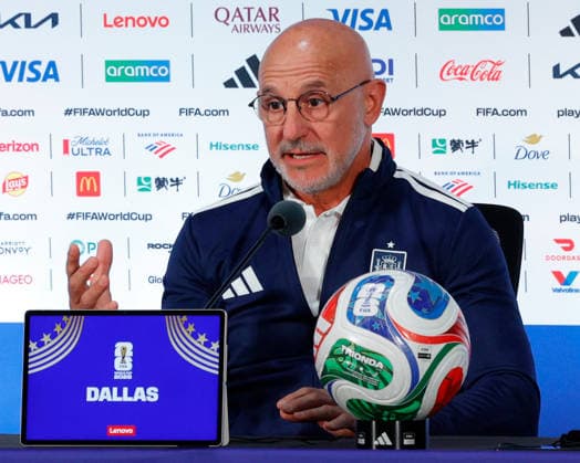 July 5, 2026, Arlington, Texas, USA: Spain manager LUIS DE LA FUENTE speaks to members of the media during a press conference, PK, Pressekonferenz at Dallas Stadium ahead of their Round of 16 match against Portugal at the 2026 FIFA World Cup, WM, Weltmeisterschaft, Fussball David Ballering II ADM Newswire ZUMA Press Wire Arlington USA - ZUMAa325 20260705_zsa_a325_035 Copyright: xDavidxBalleringxIix