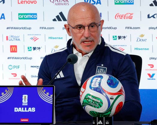 July 5, 2026, Arlington, Texas, USA: Spain manager LUIS DE LA FUENTE speaks to members of the media during a press conference, PK, Pressekonferenz at Dallas Stadium ahead of their Round of 16 match against Portugal at the 2026 FIFA World Cup, WM, Weltmeisterschaft, Fussball David Ballering II ADM Newswire ZUMA Press Wire Arlington USA - ZUMAa325 20260705_zsa_a325_037 Copyright: xDavidxBalleringxIix