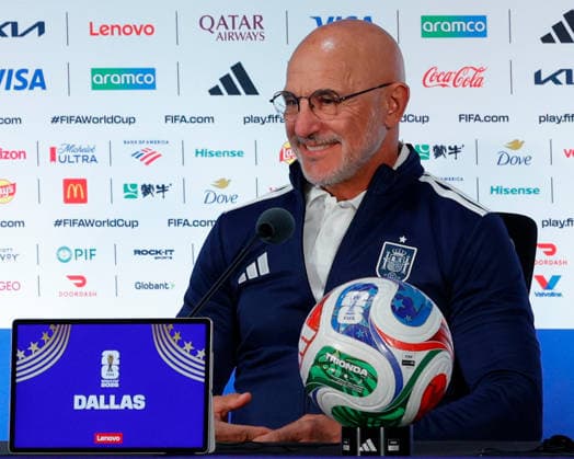 July 5, 2026, Arlington, Texas, USA: Spain manager LUIS DE LA FUENTE speaks to members of the media during a press conference, PK, Pressekonferenz at Dallas Stadium ahead of their Round of 16 match against Portugal at the 2026 FIFA World Cup, WM, Weltmeisterschaft, Fussball David Ballering II ADM Newswire ZUMA Press Wire Arlington USA - ZUMAa325 20260705_zsa_a325_038 Copyright: xDavidxBalleringxIix
