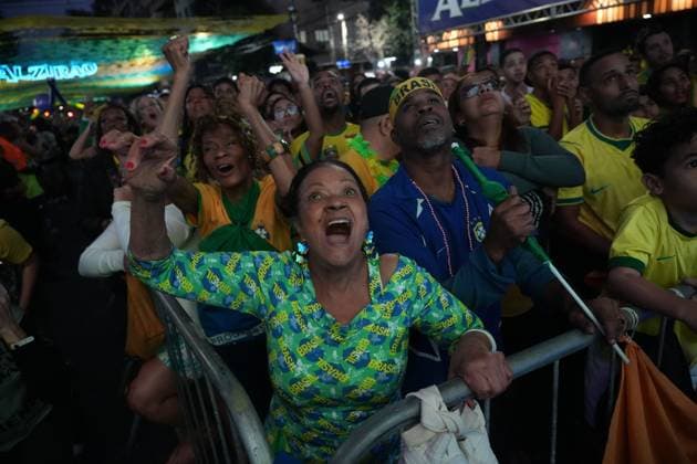 World Cup 2026 Football fans watch Brazil vs Norway in Rio de Janeiro RIO DE JANEIRO, BRAZIL JULY 5, 2026: Local football fans gather in the streets of Rio de Janeiro to watch the live broadcast of the FIFA World Cup, WM, Weltmeisterschaft, Fussball 2026 Round of 16 match between Brazil and Norway. Supporters gathered in public spaces across the city to cheer on the Brazilian national team, Nationalteam during the knockout-stage encounter. Rio de Janeiro Brazil Copyright: x xMarianaxGreifx xJNAxPressx