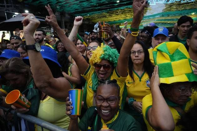 World Cup 2026 Football fans watch Brazil vs Norway in Rio de Janeiro RIO DE JANEIRO, BRAZIL JULY 5, 2026: Local football fans gather in the streets of Rio de Janeiro to watch the live broadcast of the FIFA World Cup, WM, Weltmeisterschaft, Fussball 2026 Round of 16 match between Brazil and Norway. Supporters gathered in public spaces across the city to cheer on the Brazilian national team, Nationalteam during the knockout-stage encounter. Rio de Janeiro Brazil Copyright: x xMarianaxGreifx xJNAxPressx