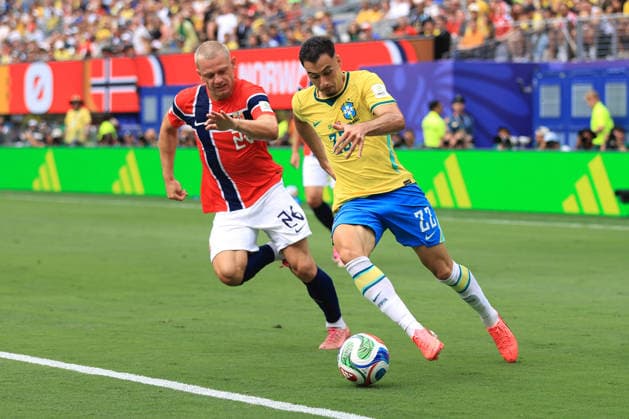 Brazil v Norway - FIFA World Cup, WM, Weltmeisterschaft, Fussball 05 July 2026 New Jersey - FIFA World Cup - Round of 16 - Brazil v Norway - Julian Ryerson of Norway and Gabriel Martinelli of Brazil - Photo: Simon Stacpoole Offside. East Rutherford USA *** Brasilien gegen Norwegen – FIFA-Weltmeisterschaft, 5. Juli 2026, New Jersey – FIFA-Weltmeisterschaft, Achtelfinale: Brasilien gegen Norwegen – Julian Ryerson (Norwegen) und Gabriel Martinelli (Brasilien) – Foto: Simon Stacpoole – Abseits – East Rutherford, USA  Copyright: xSimonxStacpoolexOffside