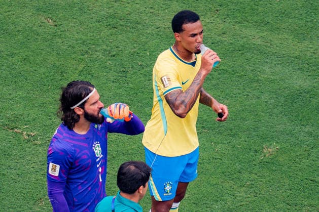 FIFA Fussball Weltmeisterschaft 2026, Achtelfinale, Brasilien vs. Norwegen, 05.07.2026, New Jersey Stadion Powerade Hydration Break Trinkpause Alisson Bruno Danilo Douglas Santos Gabriel Martinelli Gabriel Casemiro *** 2026 FIFA World Cup, Round of 16, Brazil vs. Norway, July 5, 2026, New Jersey Stadium, Powerade Hydration Break, Alisson, Bruno, Danilo, Douglas Santos, Gabriel, Martinelli, Gabriel Casemiro Copyright: xBahhoxKarax