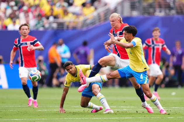 July 5, 2026, East Rutherford, New Jersey, United States: Douglas Santos, Marquinhos of Brazil and Erling Haaland of Norway compete for the ball during the FIFA World Cup, WM, Weltmeisterschaft, Fussball 2026 Round Of 16 match between Brazil and Norway at New York New Jersey Stadium on July 05, 2026 in East Rutherford, New Jersey. East Rutherford United States - ZUMAa181 20260705_zaa_a181_043 Copyright: xJosexBretonx