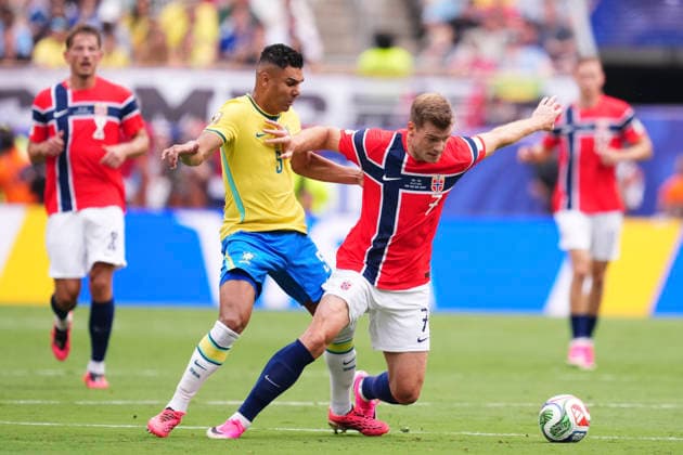 July 5, 2026, East Rutherford, New Jersey, United States: Casemiro of Brazil and Alexander Sorloth of Norway compete for the ball during the FIFA World Cup, WM, Weltmeisterschaft, Fussball 2026 Round Of 16 match between Brazil and Norway at New York New Jersey Stadium on July 05, 2026 in East Rutherford, New Jersey. East Rutherford United States - ZUMAa181 20260705_zaa_a181_046 Copyright: xJosexBretonx