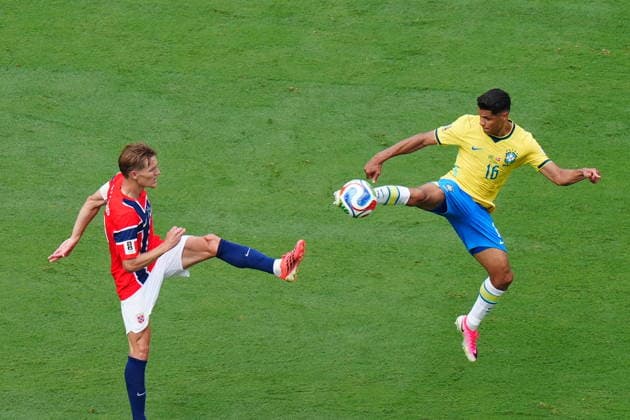Brazil v Norway - FIFA World Cup, WM, Weltmeisterschaft, Fussball 2026 - Round of 16 NEW JERSEY, UNITED STATES - JULY 05: Douglas Santos (16) of Brazil in action during the FIFA World Cup 2026 Round of 16 match between Brazil and Norway at New Jersey Stadium (MetLife Stadium) in East Rutherford, New Jersey, USA, on July 05, 2026. Hakan Akgun Anadolu New Jersey United States. Editorial use only. Please get in touch for any other usage.  Copyright: x2026xAnadoluxHakanxAkgunx