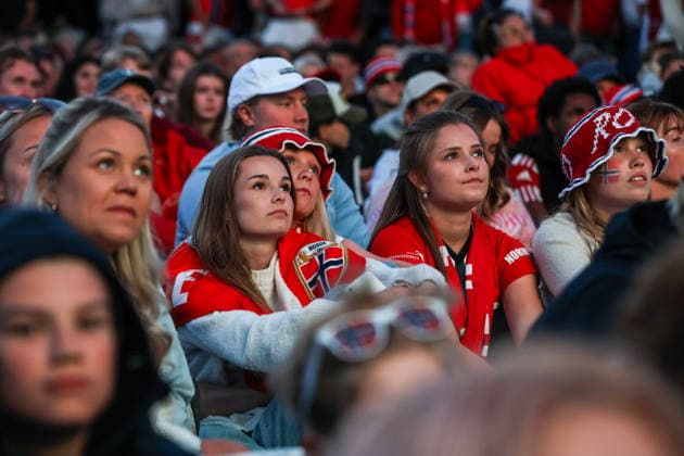 Fotball-VM 2026: Brasil - Norge Oslo 20260705. Publikum ser pa VM-kampen mellom Brasil og Norge som vises pa storskjerm pa Radhusplassen i Oslo sondag kveld. Foto: Trond R. Teigen NTB Oslo Norge EDITORIAL USE ONLY. RESTRICTED USE FOR BETTING COMPANIES Ref:_SPOjIK_IPEznVs.jpg *** 2026 World Cup Brazil Norway Oslo 20260705 Spectators watch the World Cup match between Brazil and Norway, shown on a big screen at Radhusplassen in Oslo on Sunday evening. Photo: Trond R. Teigen, NTB, Oslo, Norway. EDITORIAL USE ONLY. RESTRICTED USE FOR BETTING. COMPANIES  Copyright: xTrondxR.xTeigenx xNTBx