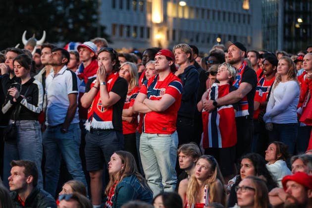 Fotball-VM 2026: Brasil - Norge Oslo 20260705. Publikum ser pa VM-kampen mellom Brasil og Norge som vises pa storskjerm pa Radhusplassen i Oslo sondag kveld. Foto: Trond R. Teigen NTB Oslo Norge EDITORIAL USE ONLY. RESTRICTED USE FOR BETTING COMPANIES Ref:_SPOY4jZyIcIHtg.jpg *** 2026 World Cup Brazil Norway Oslo 20260705 Spectators watch the World Cup match between Brazil and Norway, shown on a big screen at Radhusplassen in Oslo on Sunday evening. Photo: Trond R. Teigen, NTB, Oslo, Norway. EDITORIAL USE ONLY. RESTRICTED USE FOR BETTING. COMPANIES  Copyright: xTrondxR.xTeigenx xNTBx
