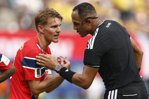 FIFA World Cup, WM, Weltmeisterschaft, Fussball 2026 - Round of 16 - Brazil vs Norway US referee Ismail Elfath (R) speaks with Martin Odegaard of Norway during the FIFA World Cup 2026 Round of 16 match Brazil against Norway, in New Jersey, USA, 05 July 2026. EAST RUTHERFORD United States  Copyright: xWILLxOLIVERx