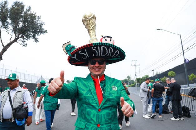 MEXICO CITY, MEXICO - JULY 5: Mexico fans arrive ahead of the FIFA World Cup, WM, Weltmeisterschaft, Fussball 2026 Round Of 16 match between Mexico and England at Mexico City Stadium on July 5, 2026 in Mexico City, Mexico.  Copyright: xMBxMediax