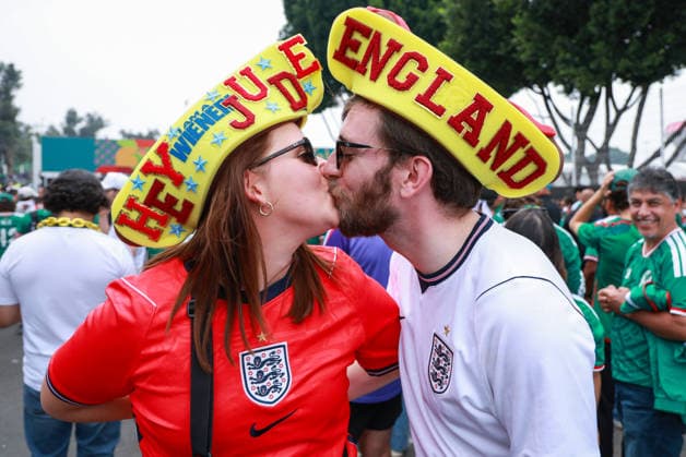 MEXICO CITY, MEXICO - JULY 5: England fans arrive at the ground before the FIFA World Cup, WM, Weltmeisterschaft, Fussball 2026 Round Of 16 match between Mexico and England at Mexico City Stadium on July 5, 2026 in Mexico City, Mexico.  Copyright: xMBxMediax