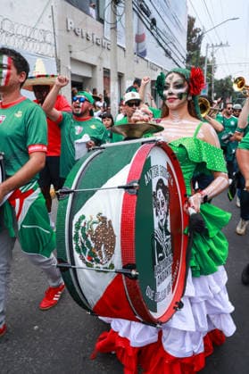 MEXICO CITY, MEXICO - JULY 5: Mexico fans parade towards the stadium ahead of the the FIFA World Cup, WM, Weltmeisterschaft, Fussball 2026 Round Of 16 match between Mexico and England at Mexico City Stadium on July 5, 2026 in Mexico City, Mexico.  Copyright: xMBxMediax