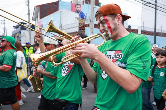 MEXICO CITY, MEXICO - JULY 5: Mexico fans parade towards the stadium ahead of the the FIFA World Cup, WM, Weltmeisterschaft, Fussball 2026 Round Of 16 match between Mexico and England at Mexico City Stadium on July 5, 2026 in Mexico City, Mexico.  Copyright: xMBxMediax