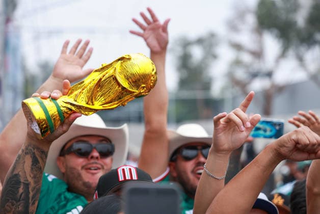MEXICO CITY, MEXICO - JULY 5: Mexico fans hold a World Cup Trophy ahead of the the FIFA World Cup, WM, Weltmeisterschaft, Fussball 2026 Round Of 16 match between Mexico and England at Mexico City Stadium on July 5, 2026 in Mexico City, Mexico.  Copyright: xMBxMediax