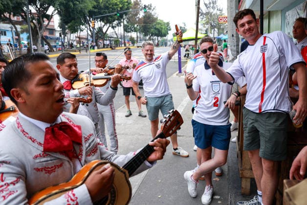 MEXICO CITY, MEXICO - JULY 5: England fans gather together at a pub before the FIFA World Cup, WM, Weltmeisterschaft, Fussball 2026 Round Of 16 match between Mexico and England at Mexico City Stadium on July 5, 2026 in Mexico City, Mexico.  Copyright: xMBxMediax