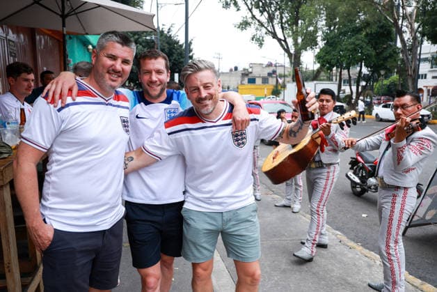 MEXICO CITY, MEXICO - JULY 5: England fans gather together at a pub before the FIFA World Cup, WM, Weltmeisterschaft, Fussball 2026 Round Of 16 match between Mexico and England at Mexico City Stadium on July 5, 2026 in Mexico City, Mexico.  Copyright: xMBxMediax