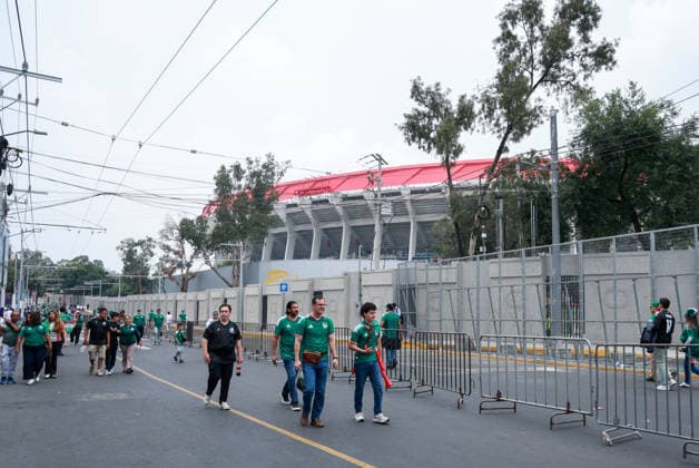 MEXICO CITY, MEXICO - JULY 5: Mexico fans arrive at the Mexico City Stadium before the FIFA World Cup, WM, Weltmeisterschaft, Fussball 2026 Round Of 16 match between Mexico and England at Mexico City Stadium on July 5, 2026 in Mexico City, Mexico.  Copyright: xMBxMediax