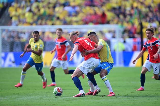 Brazil v Norway - FIFA World Cup, WM, Weltmeisterschaft, Fussball 2026 - Round of 16 NEW JERSEY, UNITED STATES - JULY 05: Erling Haaland of Norway in action against Casemiro of Brazil during the FIFA World Cup 2026 Round of 16 match between Brazil and Norway at New Jersey Stadium (MetLife Stadium) in East Rutherford, New Jersey, USA, on July 05, 2026. Abdulhamid Hosbas Anadolu New Jersey United States. Editorial use only. Please get in touch for any other usage.  Copyright: x2026xAnadoluxAbdulhamidxHosbasx