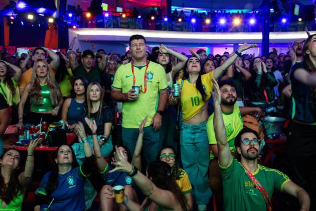 Torcida Brasil x Noruega evento Ginga SP SaO PAULO, SP - 05.07.2026: TORCIDA BRASIL X NORUEGA EVENTO GINGA SP - Brazilian fans watch the Brazil vs. Norway match, valid for the Round of 16 of the 2026 World Cup, at an event organized by Ginga Sao Paulo held at Clube Pinheiros in Sao Paulo, SP. (Photo: Walmor Carvalho Fotoarena) x2979981x  WalmorxCarvalho