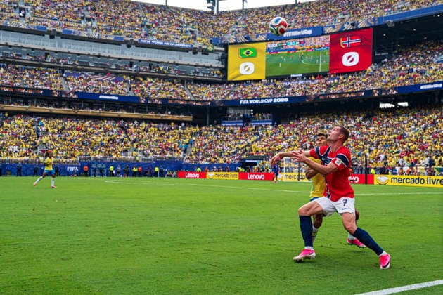 Douglas Santos and Alexander Sorloth seen during FIFA World Cup, WM, Weltmeisterschaft, Fussball 2026 Round of 16 game between national teams of Brazil and Norway (Edmung Wong Ball Raw Images) Jersey City USA Copyright: xEdmundxWongx edmundwong_brazil_norway_2526_2-11
