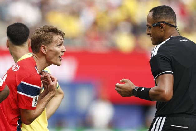 FIFA World Cup, WM, Weltmeisterschaft, Fussball 2026 - Round of 16 - Brazil vs Norway US referee Ismail Elfath (R) speaks with Martin Odegaard of Norway during the FIFA World Cup 2026 Round of 16 match Brazil against Norway, in New Jersey, USA, 05 July 2026. EAST RUTHERFORD United States  Copyright: xWILLxOLIVERx