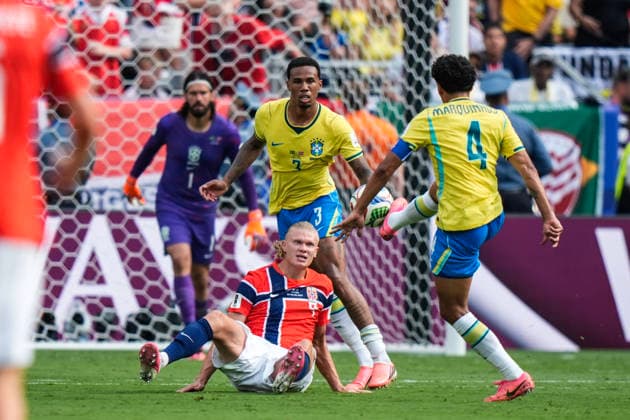 Fotball-VM 2026: Brasil - Norge East Rutherford, New Jersey , USA 20260705. Norges Erling Braut Haaland, Brasils Marcos Aoas CorrÃªa (Marquinhos) og Gabriel Magalhaes under 8-delsfinalen mellom Brasil og Norge under fotball-VM 2026 pa New Jersey stadion. Foto: Terje Pedersen NTB East Rutherford, New Jersey USA EDITORIAL USE ONLY. RESTRICTED USE FOR BETTING COMPANIES Ref:_SPOIEtggcPrjzY.jpg *** 2026 FIFA World Cup Brazil vs. Norway, East Rutherford, New Jersey, USA 20260705 Norway’s Erling Braut Haaland, Brazil’s Marcos Aoas Corrêa (Marquinhos), and Gabriel Magalhães during the Round of 16 match between Brazil and Norway at the 2026 FIFA World Cup at New Jersey Stadium. Photo: Terje Pedersen, NTB, East Rutherford, New Jersey, USA EDITORIAL USE ONLY RESTRICTED USE FOR BETTING COMPANIES  Copyright: xTerjexPedersenx xNTBx