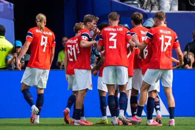 Fotball-VM 2026: Brasil - Norge East Rutherford, New Jersey , USA 20260705. Norges spillere feirer etter 0-1 malet til Erling Braut Haaland under 8-delsfinalen mellom Brasil og Norge under fotball-VM 2026 pa New Jersey stadion. Foto: Terje Pedersen NTB East Rutherford, New Jersey USA EDITORIAL USE ONLY. RESTRICTED USE FOR BETTING COMPANIES Ref:_SPOAvPQGUn15XI.jpg *** 2026 FIFA World Cup Brazil Norway East Rutherford, New Jersey, USA 20260705 Norway’s players celebrate after Erling Braut Haaland scored the 0–1 goal during the Round of 16 match between Brazil and Norway at the 2026 FIFA World Cup at New Jersey Stadium. Photo: Terje Pedersen, NTB, East Rutherford, New Jersey, USA EDITORIAL USE ONLY RESTRICTED USE FOR BETTING COMPANIES  Copyright: xTerjexPedersenx xNTBx
