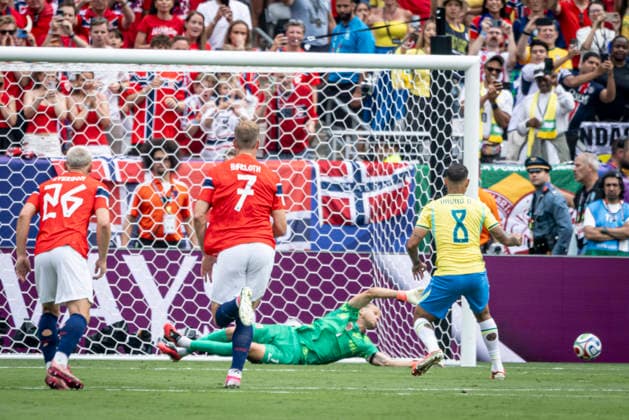 FOOTBALL : Brazil vs Norway FIFA World Cup, WM, Weltmeisterschaft, Fussball 2026. New York New Jersey Stadium (MetLife Stadium), East Rutherford, New Jersey, United States. 05 07 2026. Bruno Guimaraes 8 (Brazil) penalty the FIFA World Cup 2026 Round of 16 match between Brazil and Norway at New York New Jersey Stadium (MetLife Stadium), East Rutherford, New Jersey, USA, on July 5, 2026.  Copyright: xx