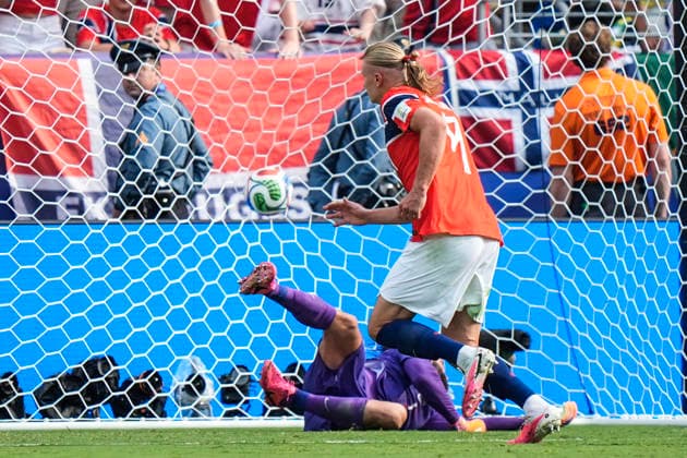 Fotball-VM 2026: Brasil - Norge East Rutherford, New Jersey , USA 20260705. Norges Erling Braut Haaland scorer 0-1 malet under 8-delsfinalen mellom Brasil og Norge under fotball-VM 2026 pa New Jersey stadion. Foto: Terje Pedersen NTB East Rutherford, New Jersey USA EDITORIAL USE ONLY. RESTRICTED USE FOR BETTING COMPANIES Ref:_SPOoGPDNdEIXeA.jpg *** 2026 FIFA World Cup Brazil vs. Norway, East Rutherford, New Jersey, USA 20260705 Norway’s Erling Braut Haaland scores the 0-1 goal during the Round of 16 match between Brazil and Norway at the 2026 FIFA World Cup at New Jersey Stadium. Photo: Terje Pedersen, NTB, East Rutherford, New Jersey, USA EDITORIAL USE ONLY RESTRICTED USE FOR BETTING COMPANIES  Copyright: xTerjexPedersenx xNTBx