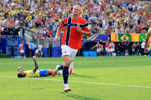 Brazil v Norway - FIFA World Cup, WM, Weltmeisterschaft, Fussball 05 July 2026 New Jersey - FIFA World Cup - Round of 16 - Brazil v Norway - Gabriel of Brazil is left prostrate on the floor as Erling Haaland of Norway celebrates the opening goal - Photo: Simon Stacpoole Offside. East Rutherford USA *** Brasilien gegen Norwegen – FIFA-Weltmeisterschaft, 5. Juli 2026, New Jersey – FIFA-Weltmeisterschaft, Achtelfinale: Brasilien gegen Norwegen – Gabriel aus Brasilien liegt am Boden, während Erling Haaland aus Norwegen das erste Tor feiert. Foto: Simon Stacpoole – Abseits – East Rutherford, USA  Copyright: xSimonxStacpoolexOffside