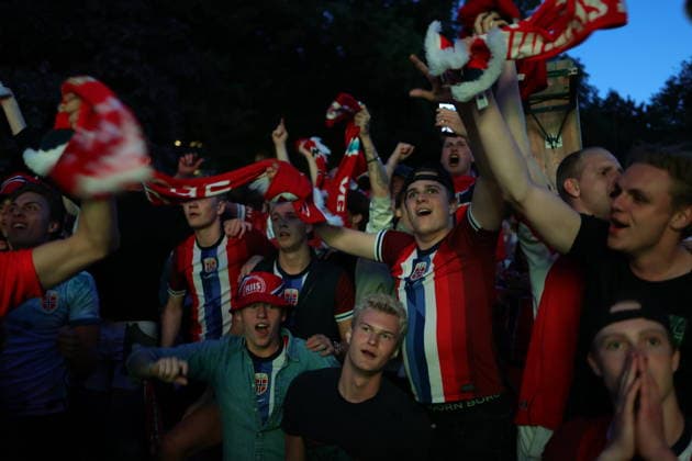 OSLO, NORWAY 20260705 Norwegian football fans celebrate at 0-1 as they watch the round of 16 match between Brazil and Norway on a big screen in Oslo during the World Cup. OSLO NORWAY x9200x *** OSLO, NORWAY, July 5, 2026: Norwegian soccer fans celebrate the 0-1 score as they watch the Round of 16 match between Brazil and Norway on a big screen in Oslo during the World Cup. OSLO, NORWAY x9200x  Copyright: xAdamxIhse TTx WORLD CUP NORWEGIAN FANS BRAZIL-NORWAY