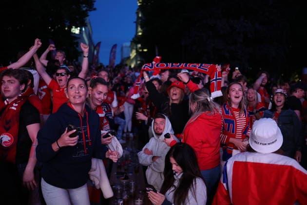 OSLO, NORWAY 20260705 Norwegian football fans celebrate at 0-1 as they watch the round of 16 match between Brazil and Norway on a big screen in Oslo during the World Cup. OSLO NORWAY x9200x *** OSLO, NORWAY, July 5, 2026: Norwegian soccer fans celebrate the 0-1 score as they watch the Round of 16 match between Brazil and Norway on a big screen in Oslo during the World Cup. OSLO, NORWAY x9200x  Copyright: xAdamxIhse TTx WORLD CUP NORWEGIAN FANS BRAZIL-NORWAY