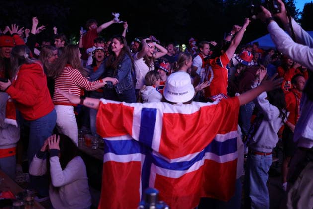 OSLO, NORWAY 20260705 Norwegian football fans celebrate at 0-1 as they watch the round of 16 match between Brazil and Norway on a big screen in Oslo during the World Cup. OSLO NORWAY x9200x *** OSLO, NORWAY, July 5, 2026: Norwegian soccer fans celebrate the 0-1 score as they watch the Round of 16 match between Brazil and Norway on a big screen in Oslo during the World Cup. OSLO, NORWAY x9200x  Copyright: xAdamxIhse TTx WORLD CUP NORWEGIAN FANS BRAZIL-NORWAY