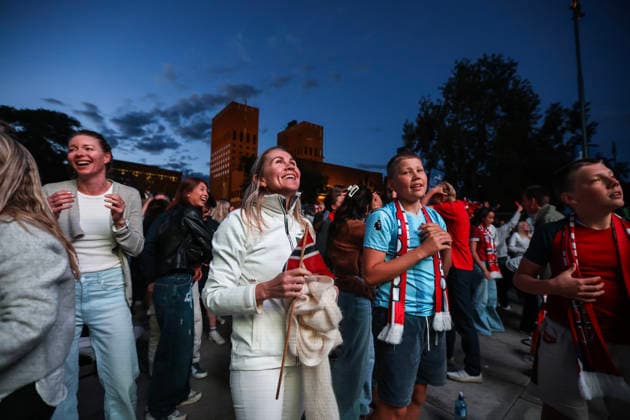 Fotball-VM 2026: Brasil - Norge Oslo 20260705. Publikum ser pa VM-kampen mellom Brasil og Norge som vises pa storskjerm pa Radhusplassen i Oslo sondag kveld. Foto: Trond R. Teigen NTB Oslo Norge EDITORIAL USE ONLY. RESTRICTED USE FOR BETTING COMPANIES Ref:_SPO8RHfYqiG2Ik.jpg *** 2026 World Cup Brazil Norway Oslo 20260705 Spectators watch the World Cup match between Brazil and Norway, shown on a big screen at Radhusplassen in Oslo on Sunday evening. Photo: Trond R. Teigen, NTB, Oslo, Norway. EDITORIAL USE ONLY. RESTRICTED USE FOR BETTING COMPANIES  Copyright: xTrondxR.xTeigenx xNTBx