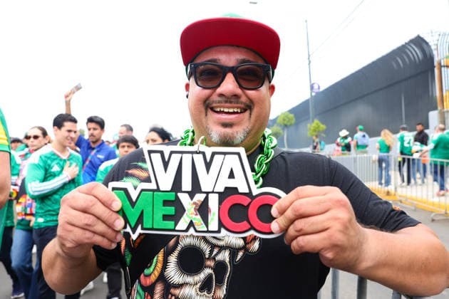 Fan showing his necklace before the FIFA World Cup, WM, Weltmeisterschaft, Fussball 2026 last 16 match between Mexico and England at the Estadio Azteca, Mexico City, Mexico on 5 July 2026. Copyright: xPeterxDovganx 45230003