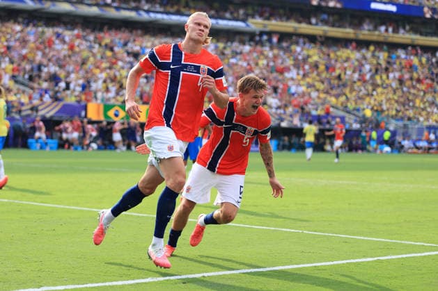 Brazil v Norway - FIFA World Cup, WM, Weltmeisterschaft, Fussball 05 July 2026 New Jersey - FIFA World Cup - Round of 16 - Brazil v Norway - Erling Haaland of Norway celebrates after scoring the opening goal with David Moller Wolfe - Photo: Simon Stacpoole Offside. East Rutherford USA *** Brasilien gegen Norwegen – FIFA-Weltmeisterschaft, 5. Juli 2026, New Jersey – FIFA-Weltmeisterschaft, Achtelfinale: Brasilien gegen Norwegen – Erling Haaland aus Norwegen jubelt nach seinem Führungstreffer zusammen mit David Moller Wolfe. Foto: Simon Stacpoole. Abseits. East Rutherford, USA  Copyright: xSimonxStacpoolexOffside