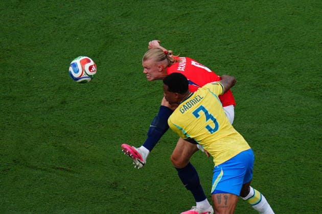 Brazil v Norway - FIFA World Cup, WM, Weltmeisterschaft, Fussball 2026 - Round of 16 NEW JERSEY, UNITED STATES - JULY 05: Gabriel Magalhaes (3) of Brazil in action against Erling Haaland (9) of Norway during the FIFA World Cup 2026 Round of 16 match between Brazil and Norway at New Jersey Stadium (MetLife Stadium) in East Rutherford, New Jersey, USA, on July 05, 2026. Hakan Akgun Anadolu New Jersey United States. Editorial use only. Please get in touch for any other usage.  Copyright: x2026xAnadoluxHakanxAkgunx