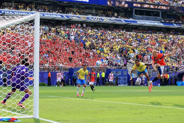 Brazil v Norway - FIFA World Cup, WM, Weltmeisterschaft, Fussball 05 July 2026 New Jersey - FIFA World Cup - Round of 16 - Brazil v Norway - Erling Haaland of Norway heads the opening goal - Photo: Simon Stacpoole Offside. East Rutherford USA *** Brasilien gegen Norwegen – FIFA-Weltmeisterschaft, 5. Juli 2026, New Jersey – FIFA-Weltmeisterschaft, Achtelfinale: Brasilien gegen Norwegen – Erling Haaland aus Norwegen erzielt per Kopf das erste Tor. Foto: Simon Stacpoole – Abseits – East Rutherford, USA  Copyright: xSimonxStacpoolexOffside