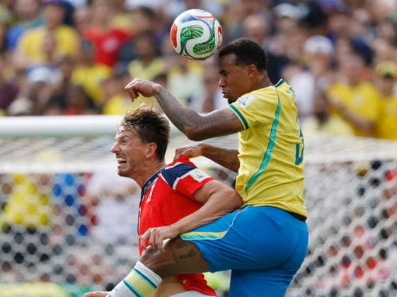 Brazil s Gabriel challenges Norway s Sander Berge for the ball in the second half of a Round of 16 FIFA World Cup, WM, Weltmeisterschaft, Fussball match at New York New Jersey Stadium in East Rutherford, New Jersey, on Sunday, July 5, 2026.  NYP202607059231 JOHNxANGELILLO